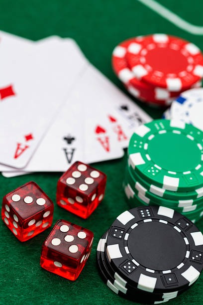 Live dealer conducting Dasar Number draw on qqmilan mobile app